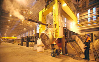 Bath transfer at one of Alcoa Fjarðaál\'s potrooms.