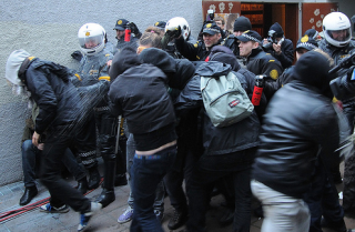 Police Peppersprays Protesters