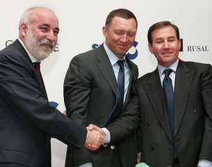 Sual CEO Viktor Vekselberg (left), Rusal General Director Oleg Deripaska (center) and Glencore Director Ivan Glasenberg (right) are shown at the ceremony of signing the agreement about merging the asset