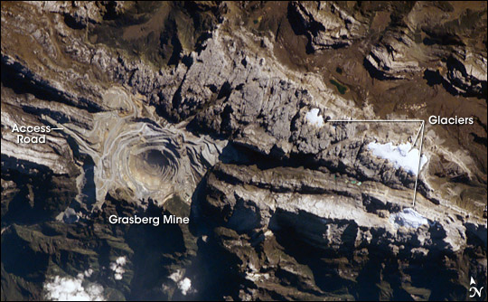 Grasberg náman á Vestur-Papúa. (Mynd: Nasa)