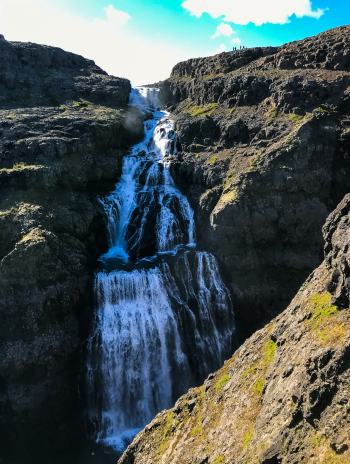 Fossinn Drynjandi í Hvalá. Rennsli árinnar verður aðeins 5% af eðlilegu rennsli og þessi 77 m foss hverfur nánast.Fólkið efst á myndinni gefur hugmynd um stærð fossins.