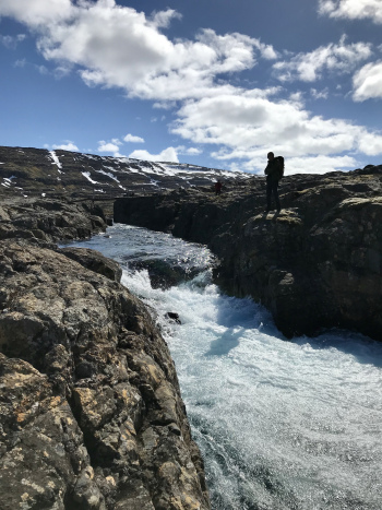 Stokkar við ofanverða fossaröðina í Eyvindarfjarðará.
