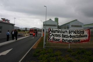 Bannerdrop during SI's action at R.T. Alcan's smelter in Straumsvík - summer 2007